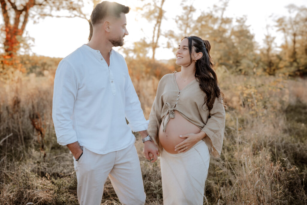 Jedes Bild ist ein Teil eurer Geschichte – die Geschichte von einem neuen Anfang, von einer tiefen Verbindung und von einem unvergesslichen Abenteuer, das gerade erst beginnt. Diese Bilder werden zu einem wertvollen Erbe für dich, dein Partner und dein Kind, das noch viele Jahre später eine Erinnerung an die Liebe und das Glück in dieser besonderen Zeit sind. Sie fangen die Essenz deines Mutterseins ein – die Stärke, die du in dir trägst, die Emotionen, die dich erfüllen, und die Ruhe und Freude, die in deinem Blick liegen, während du dein Baby noch ganz bei dir trägst.