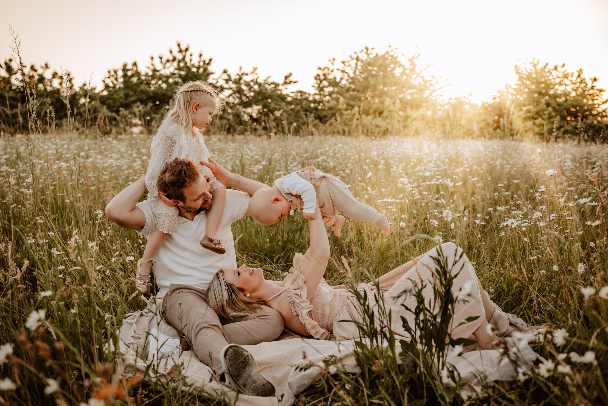 Familienshooting im Sonnenuntergang zwischen Stuttgart, Heilbronn & Ludwigsburg (Besigheim, Freiberg, Bönnigheim, Brackenheim, Illsfeld, Mundelsheim, Großbottwar, Aspach, Bietigheim-Bissingen)