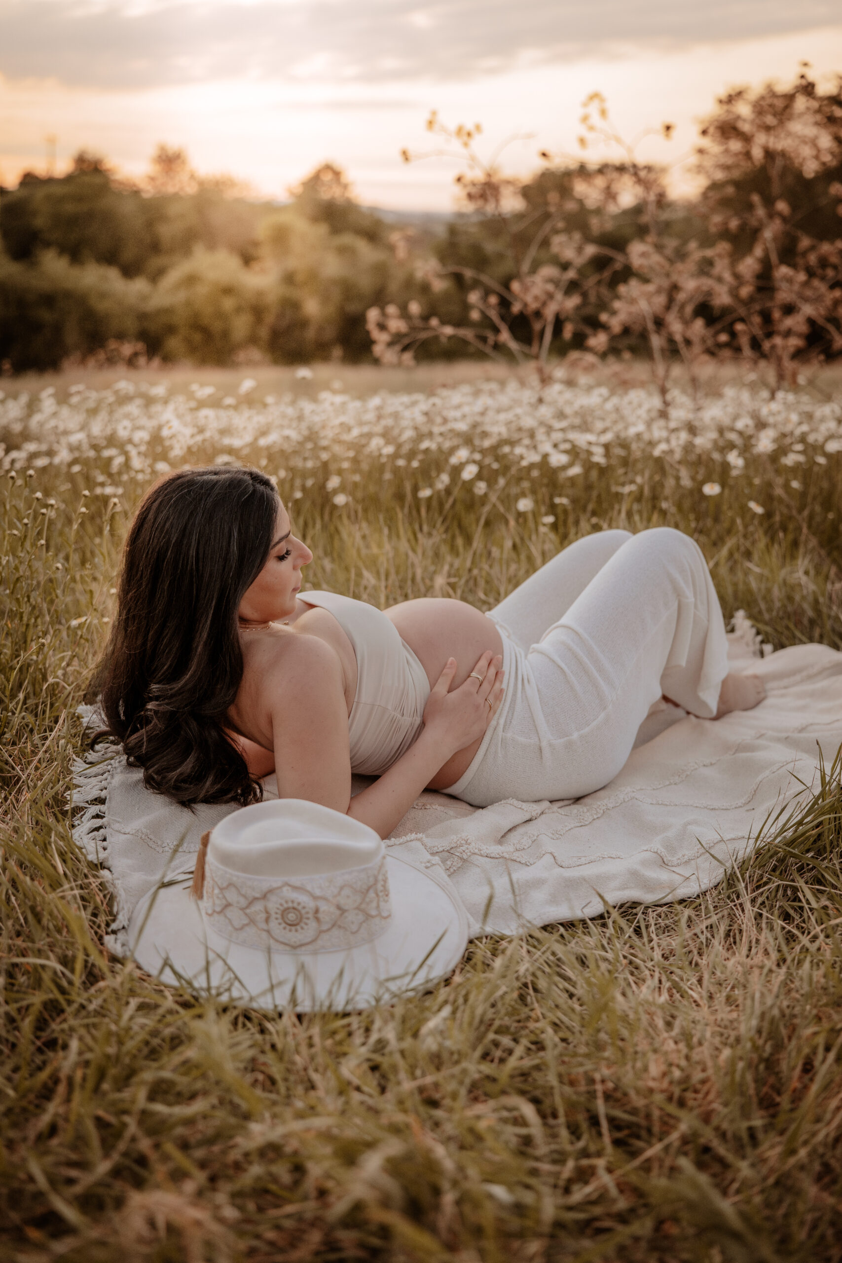 Babybauch & Schwangerschaftsshooting Outdoor zum Sonnenuntergang draußen in der Natur in Heilbronn